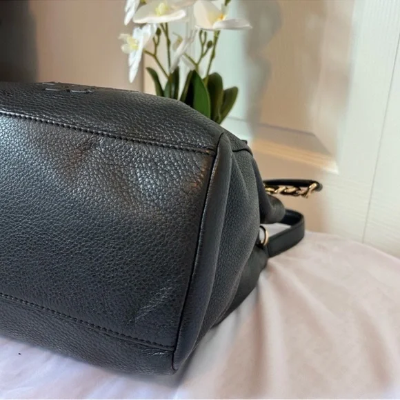 Tory Burch Black Leather Shoulder Bag with Gold Accents - Picture 13 of 16